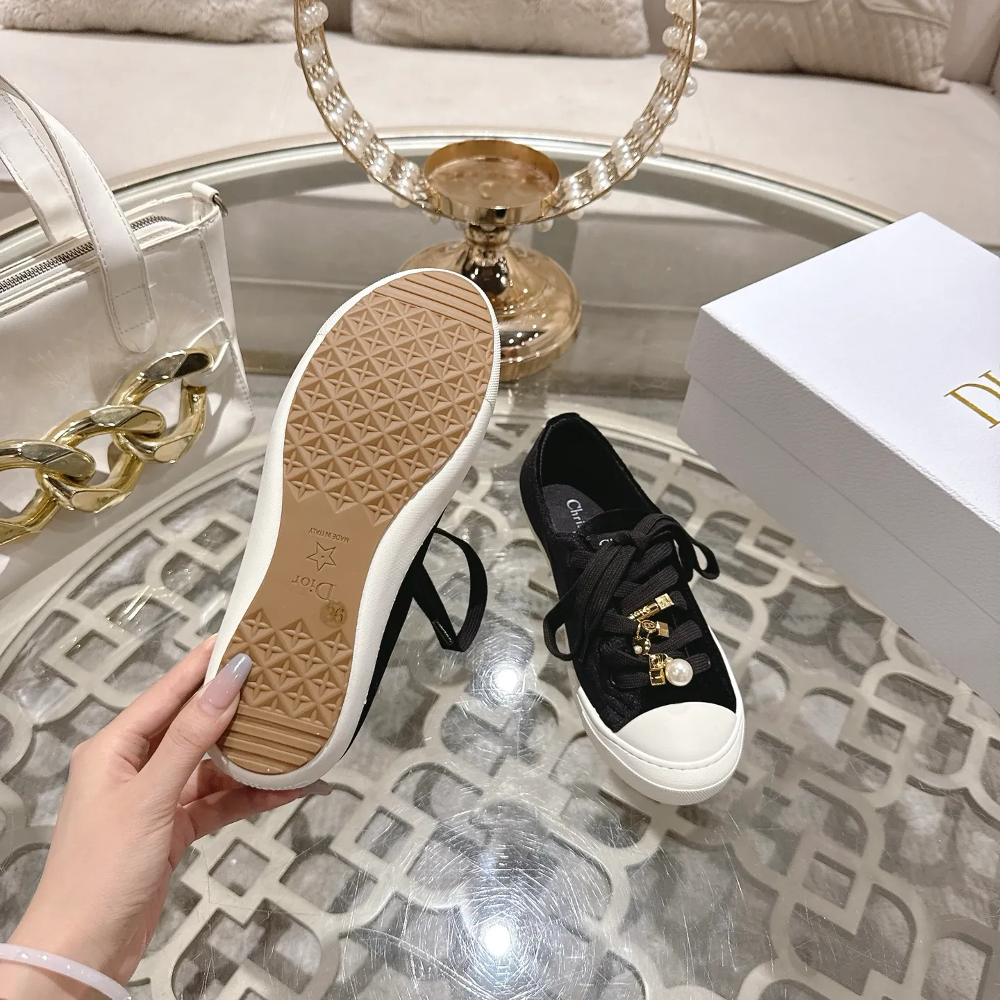 👟👟Ex-factory price 520👟👟 DIOR Dior's 2025 latest lucky satin casual shoes thin-soled shoes. Many celebrity Internet celebrities planted Chanristian Dior logo buckles. The designer really understands the needs of girls in summer. This new product Lucky thin-soled shoes are as cute as her name. The thin sole + shallow mouth design makes the whole pair of shoes very light and easy to wear. Fabric: Satin with wide satin laces of the same color. They are so beautiful that they are speechless in the sun. The soft shoe body looks like stepping on clouds with socks and culottes. It is windy and lazy when walking. It gives you the "effortless" elegance when you take a shot. Outsole: Original molded TPU outsole Size: 35-41 (41 is custom-made and cannot be returned or exchanged)